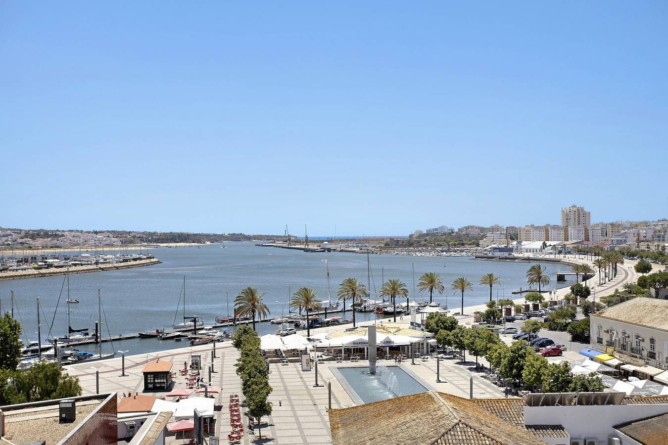 Entire apartment, Santa Isabel Apartment with A/C, Wi-Fi, Terrace and Balcony in Portimão, Faro District