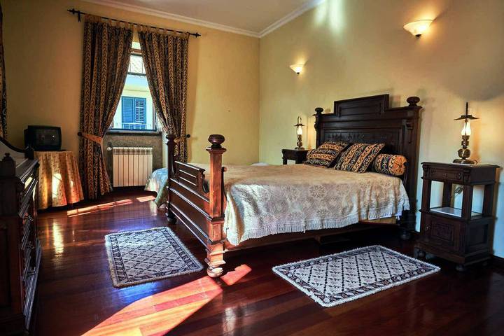 Location de vacances pour 20 personnes, avec jardin ainsi que piscine et vue sur le lac, adapté aux familles à Gouveia