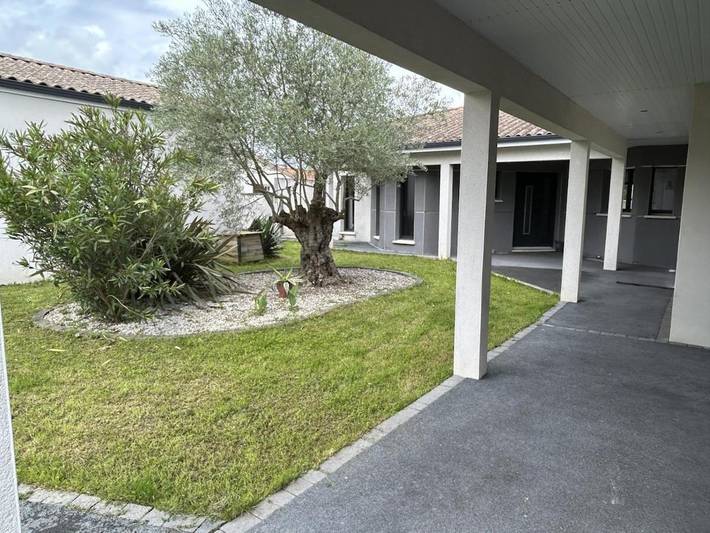 Location de vacances pour 8 personnes, avec piscine et terrasse à Magné - 4