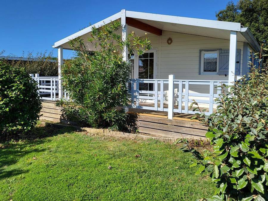 Camping du Domaine de l'Auzance - Chalet 4 persons - Confort 2 Cha 40m2 with covered terrace in Brem-sur-Mer, Loire Valley