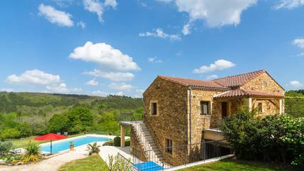Gîte pour 8 personnes, avec piscine ainsi que jardin et terrasse à Mazeyrolles