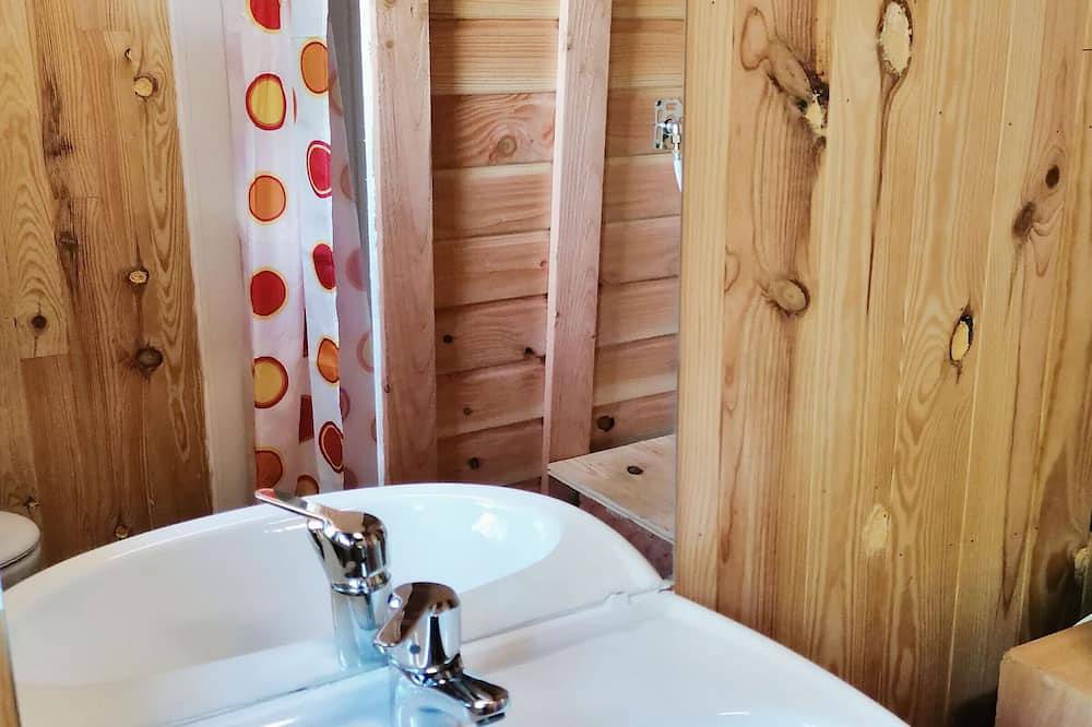 Nido acogedor en el bosque con terrazas, piscina y desayuno incluido in Saint-Thomas-de-Courceriers, Mayenne (desambiguación)