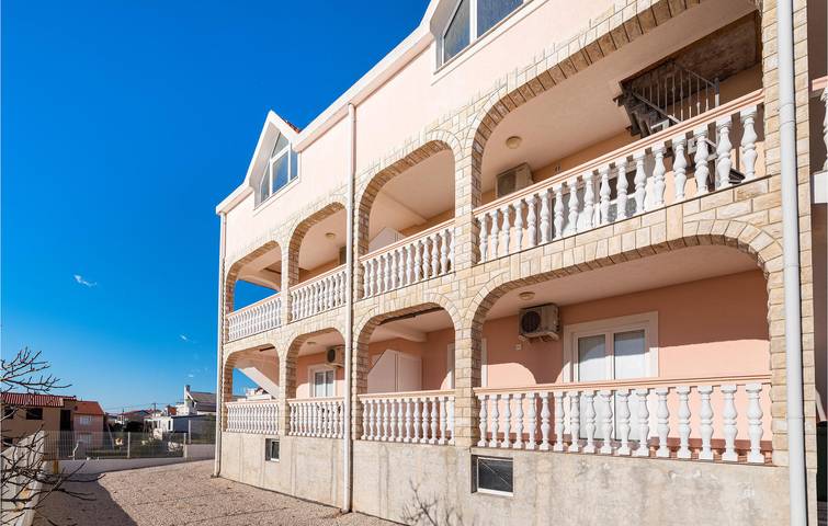Appartement de vacances pour 4 personnes, avec Terrasse et Jardin à Rtina
