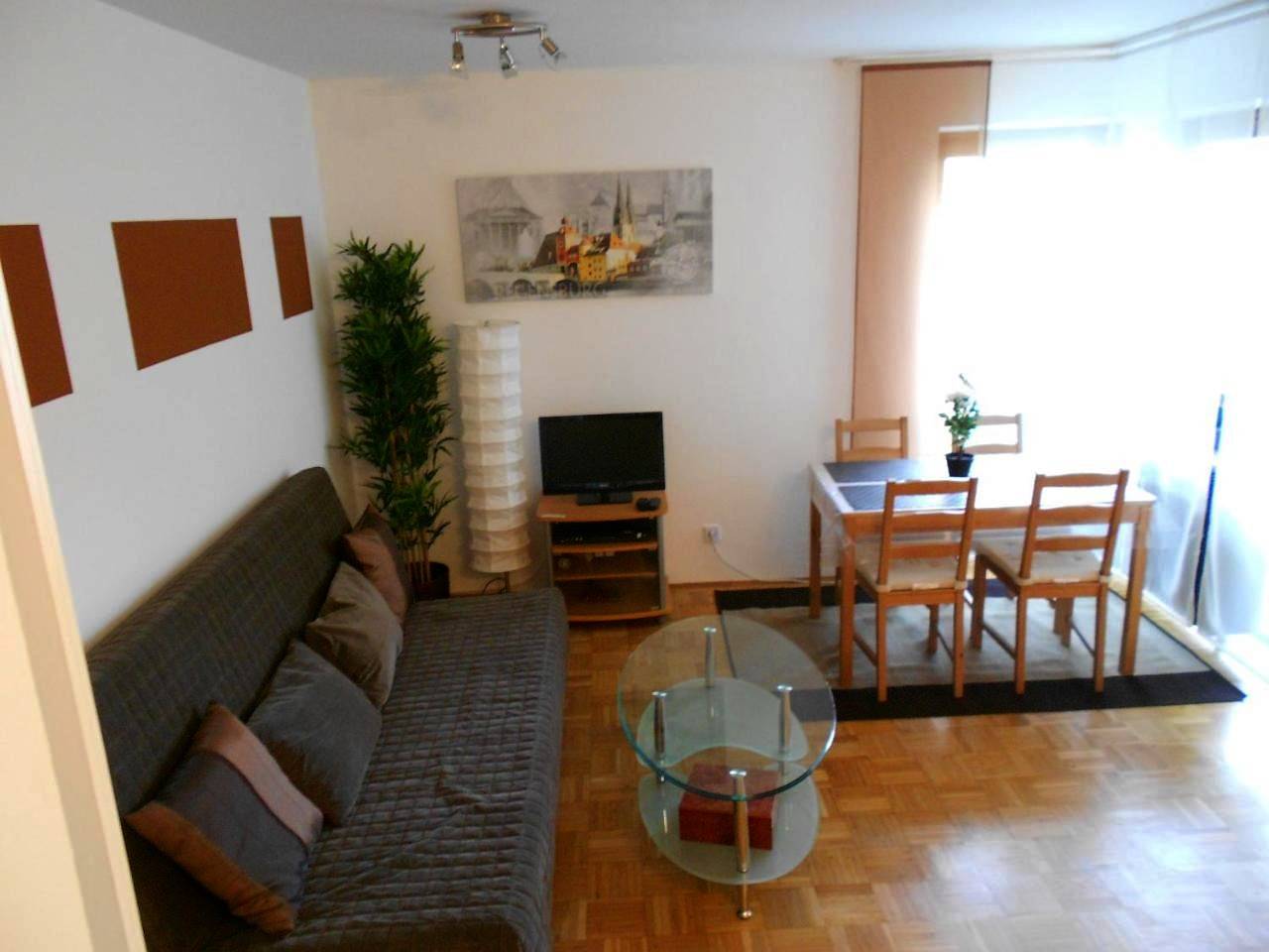 Ganze Wohnung, Ferienwohnung für 4 Personen mit Terrasse in Regensburg, Ostbayern