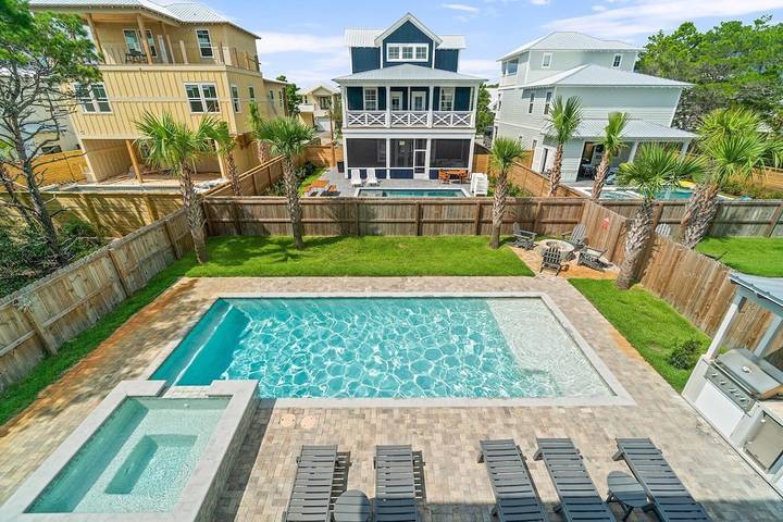 Vacation rental for 24 people, with hot tub and balcony as well as yard and pool in Gulf Coast