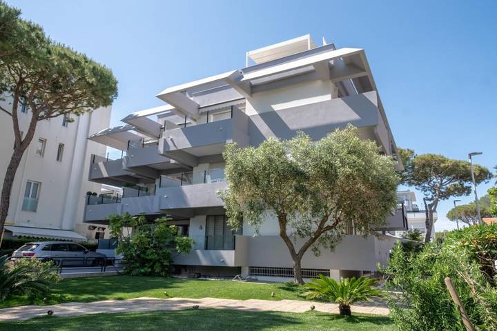Ferienwohnung für 6 Personen, mit Garten und Ausblick sowie Pool, mit Haustier in Riccione