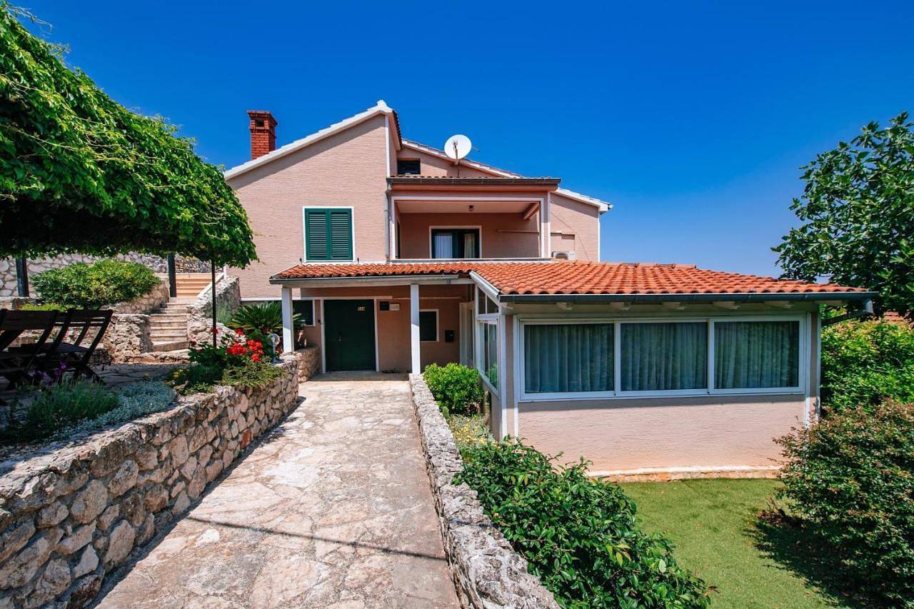 Five-Bedroom Villa with Private Pool in Zadar (Municipality), Iz