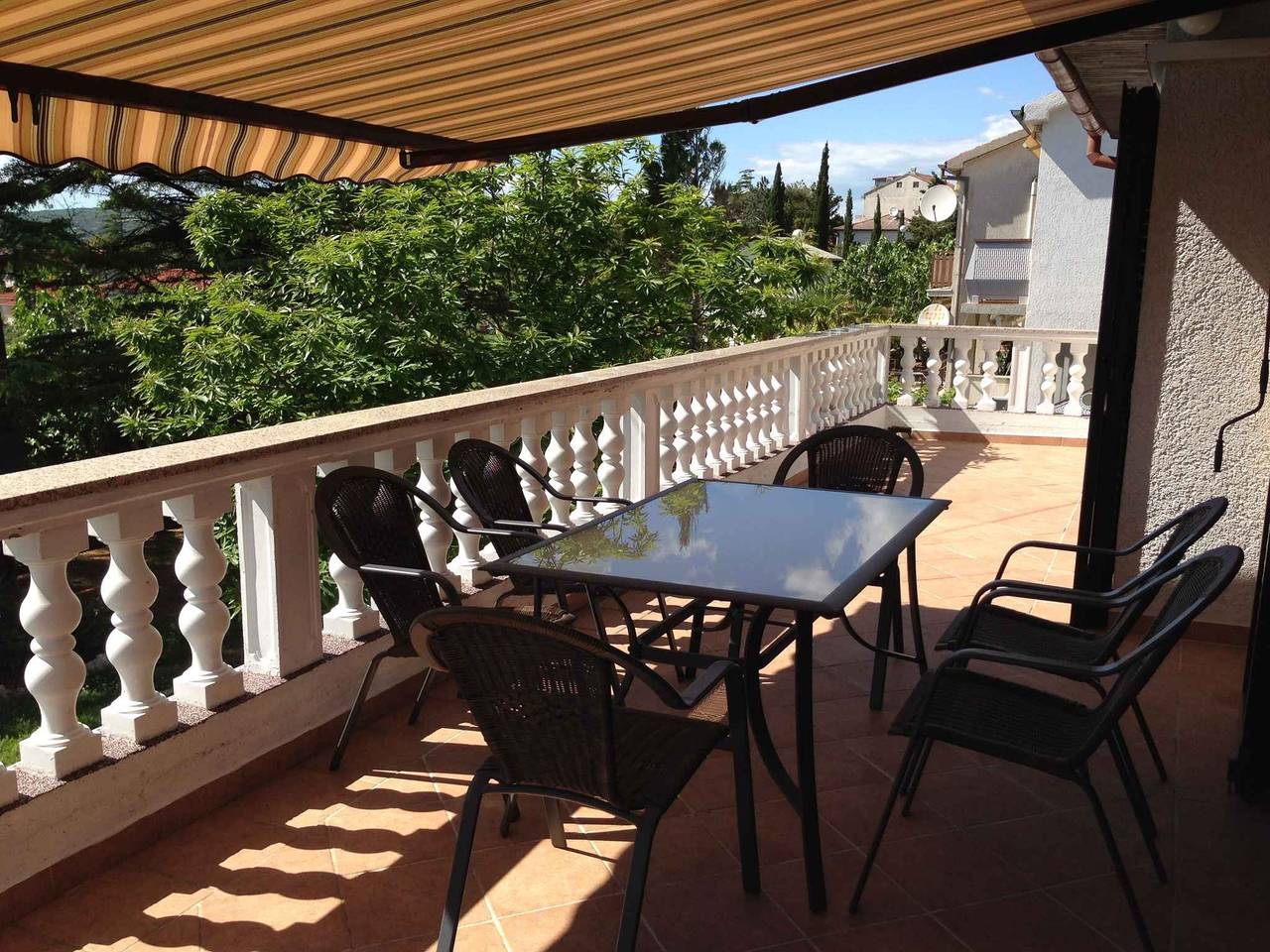 Geheel vakantieappartement, Vakantiewoning met het gebruik van het zwembad en een balkon  in Punat, Krk