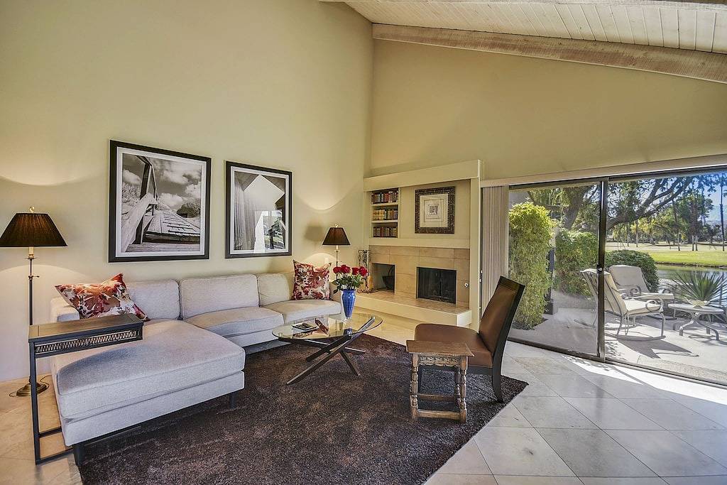 Ganze Wohnung, Elegante Villa Am See: Inbegriff des Indoor-Outdoor-Palm-Springs-Lebensstils ~ verwaltet von Greenday! in Rancho Mirage, Coachella Valley