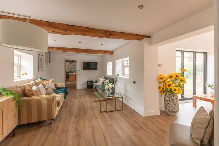 Glamping for 10 people, with garden in Nottinghamshire