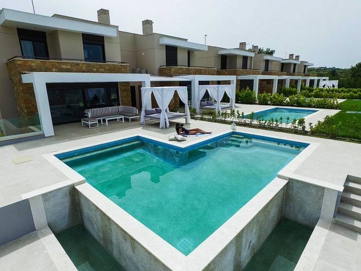 Ferienhaus für 8 Personen, mit Balkon und Terrasse sowie Garten und Pool