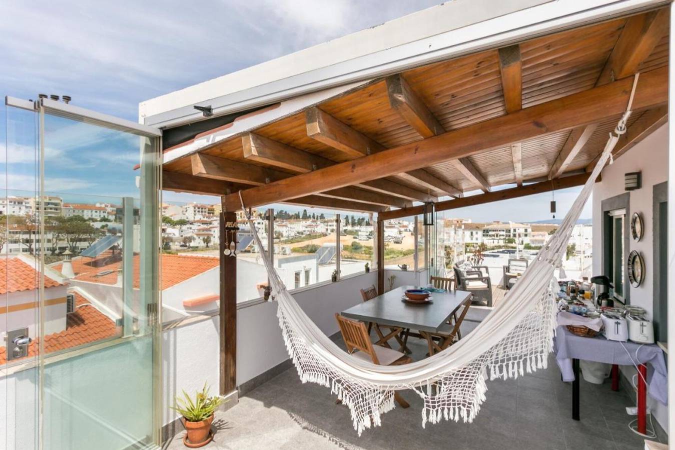 Habitación 'Maria' con terraza compartida, Wi-Fi y aire acondicionado in São Sebastião, Lagos
