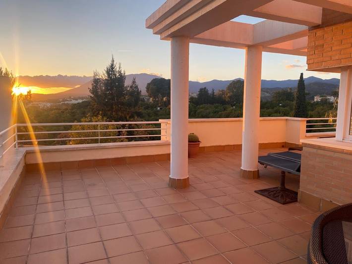 Apartamento entero, Apartamento 'Duplex En Estepona' con piscina compartida, wifi y aire acondicionado in La Resina, Estepona