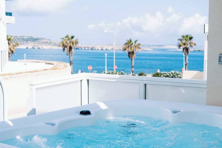 Location de vacances pour 8 personnes, avec Balcon ainsi que Jacuzzi et Jardin dans Qawra