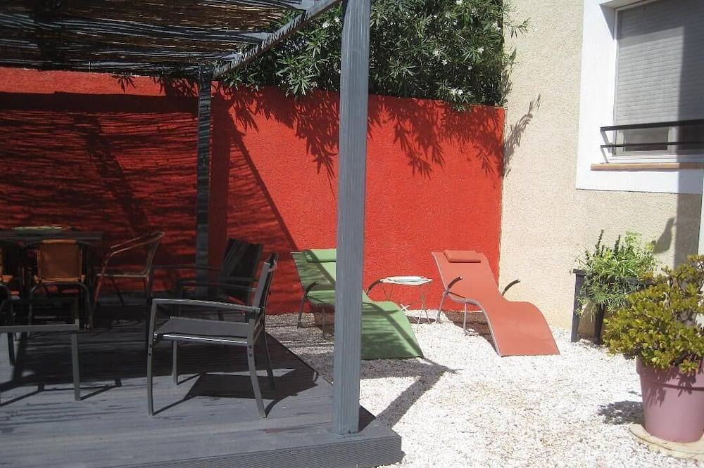 2 bedrooms house with living / kitchen dining and large outside patio in Arles, Mediterranean Coast (France)