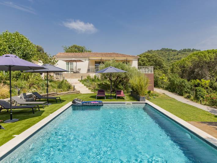 Gîte pour 8 personnes, avec terrasse ainsi que vue et jardin, animaux acceptés à Fressac