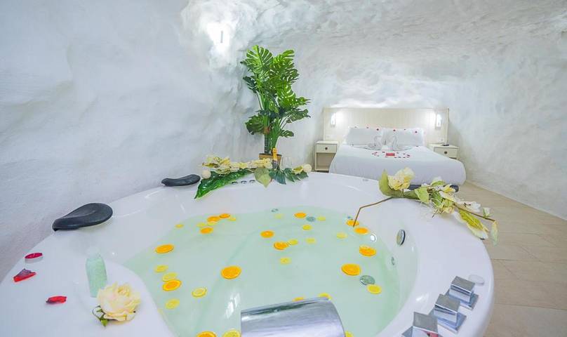 Escapadas de fin de semana para 3 personas, con Terraza además de Jacuzzi y Jardín en Alcalá del Júcar