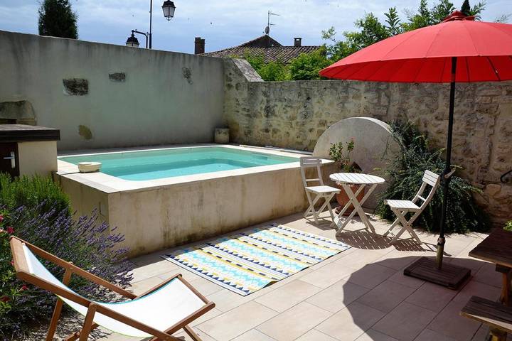 Gîte pour 9 personnes, avec vue ainsi que piscine et jardin à Aujargues