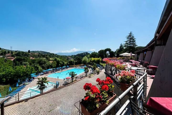Camping per 6 persone, con panorama e terrazza nonché piscina in Chianti