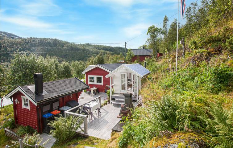 Location de vacances pour 6 personnes, avec Terrasse et Jardin ainsi que Sauna et Vue sur le lac dans Narvik