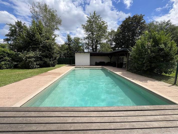 Location de vacances pour 12 personnes, avec piscine ainsi que jardin et vue dans Val-de-Moder