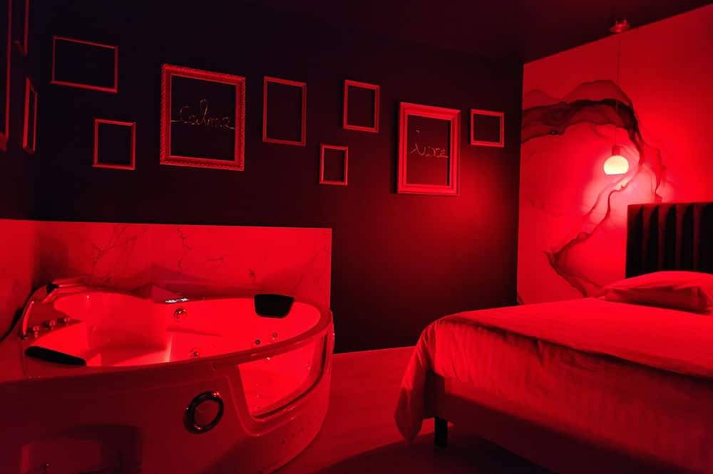 Ganze Wohnung, The Volupté Suite - Luxury, calm and romance with private sauna and Jacuzzi in Doué-la-Fontaine, Loire-Tal
