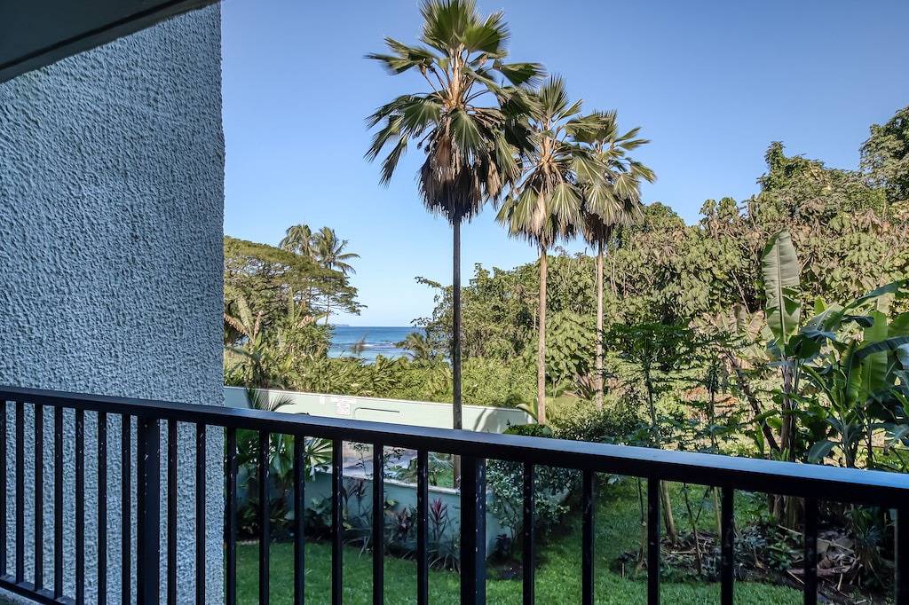 Ganze Wohnung, Sleek Waterfront Condo w/ a Shared Pool, Fast Wifi, & a Full Kitchen in Keaukaha, Hilo