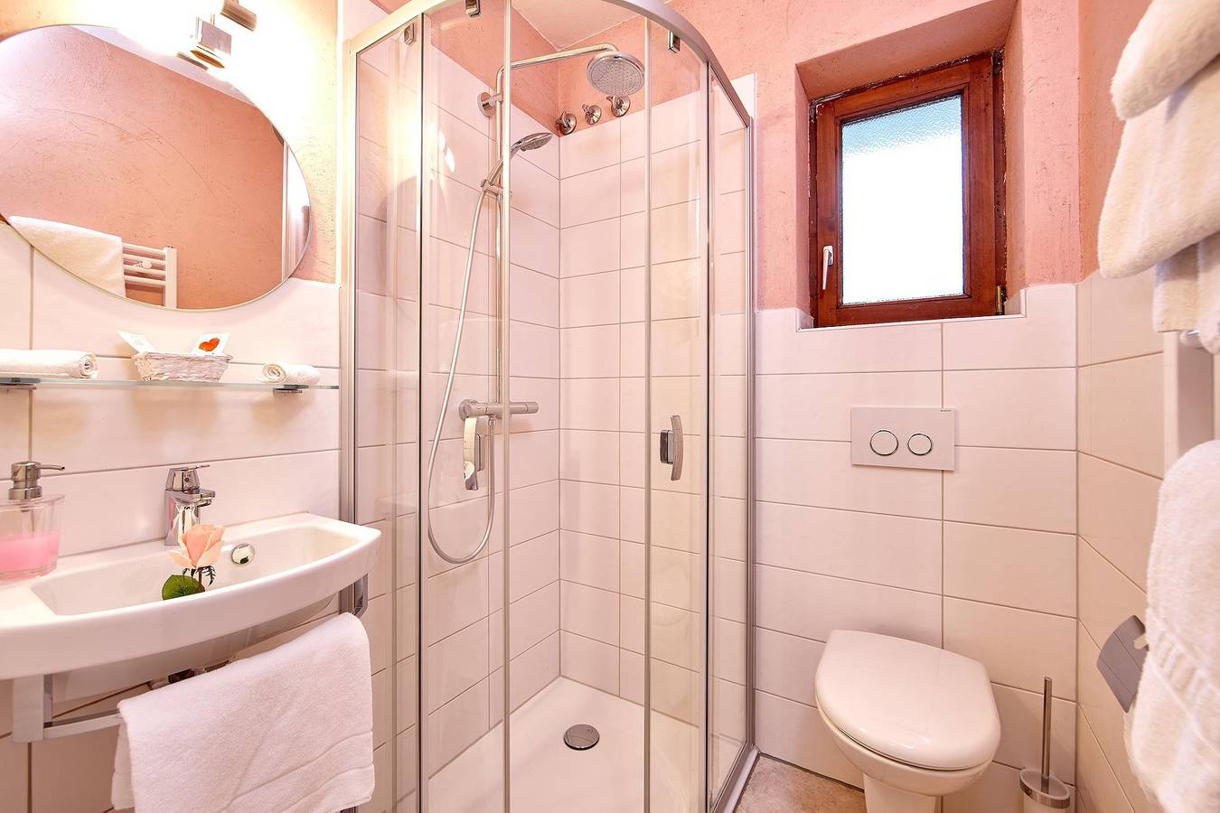 Ganze Ferienwohnung, Doppelzimmer mit Dusche oder Bad, Wc inkl. Frühst. in Mittenwald, Bayerische Alpen