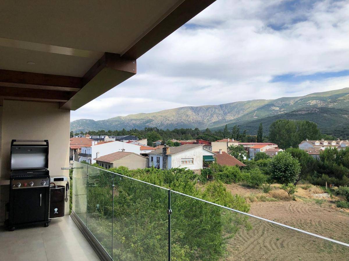 Apartamento entero, Apartamento de vacaciones para 9 personas con vistas al lago in Navaluenga, Valle del Alberche