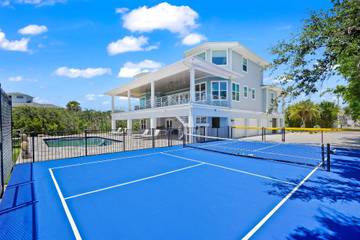 Vacation Rental for 10 Guests in Cedar Landing, Crescent Beach, Picture 2