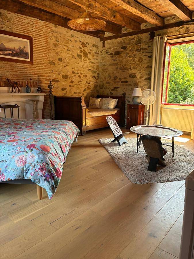 Location de vacances pour 3 personnes, avec Jacuzzi et Terrasse ainsi que Jardin et Piscine à Sarrazac