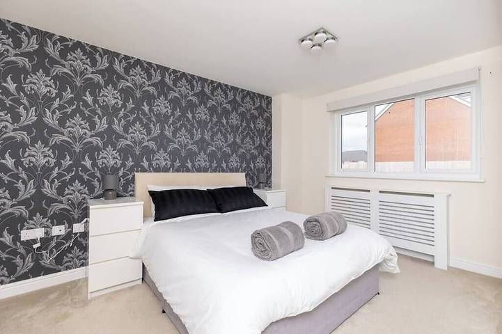 4 Bed 3.5 Bath - Free Parking | Free WiFi | 2x En-suite Bedrooms | Self Check-in in Wakefield, Yorkshire de l'Ouest