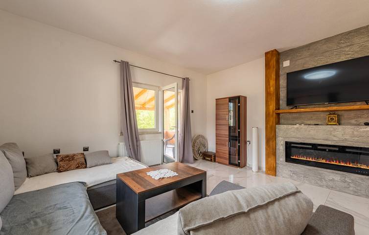 Gemütliche 2-Zimmer-Wohnung mit Pool, WLAN, Küche und Parkplatz in Gračac, Zadar