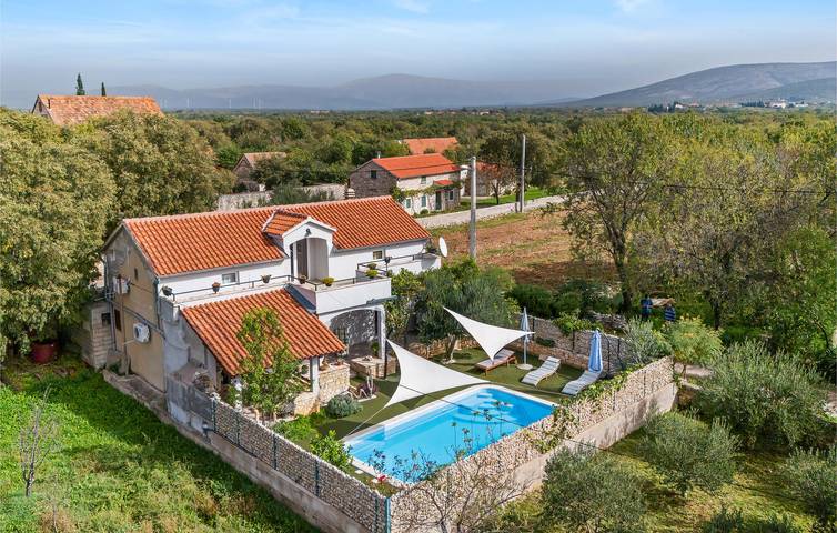 Modernes 2-Zimmer-Apartment mit Pool, WLAN und Terrasse in der Nähe des Stadtzentrums in Dalmatinisches Zagora