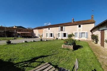 Gîte pour 28 personnes, avec jacuzzi ainsi que jardin et sauna à Celle-Lévescault