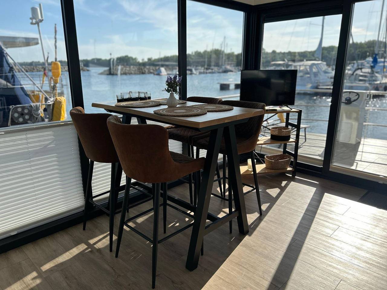Floating 44 in Boltenhagen - festliegendes Hausboot in der Weißen Wiek in Boltenhagen, Mecklenburger Bucht