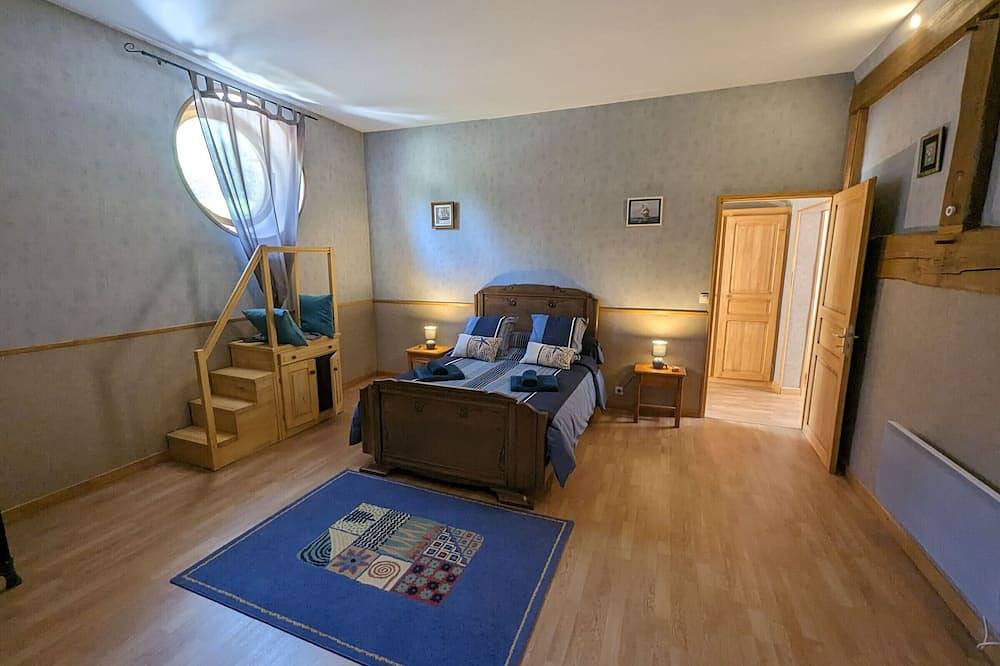 Charming 2-Bed Gîte with Pool on 3-Hectare Farm with Pets in Haute-Marne