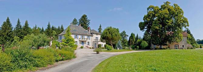 Maison de vacances pour 4 personnes, avec vue ainsi que jardin et piscine, animaux acceptés dans le Cantal