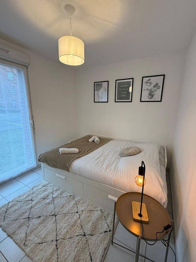 Appartement entier, Le Clair de Lune Elegant T3 with Private Parking in Maubeuge, Avesnes-sur-Helpe