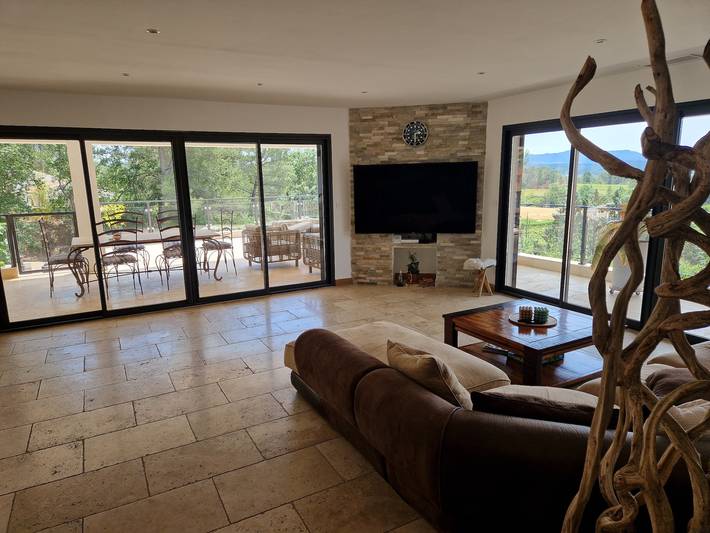 Entire apartment, Apartment 'Haut De Villa Magnifique' with Mountain View, Wi-Fi and Air Conditioning in Rousset, Aix-en-Provence region