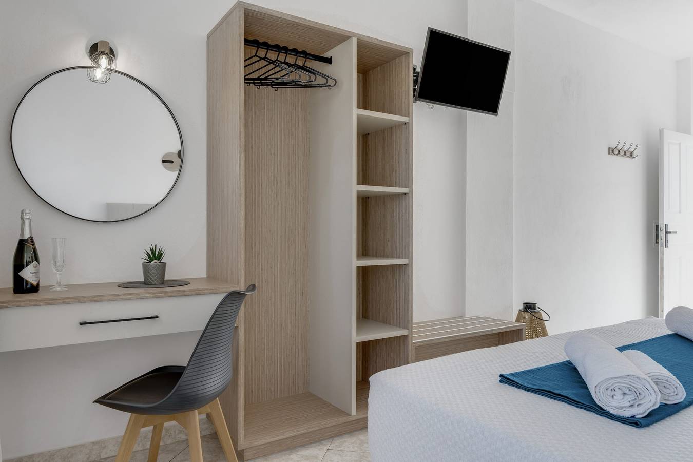 Studio-appartement 'St George Sea View Double Room-Privé Jacuzzi met zeezicht', foto 13