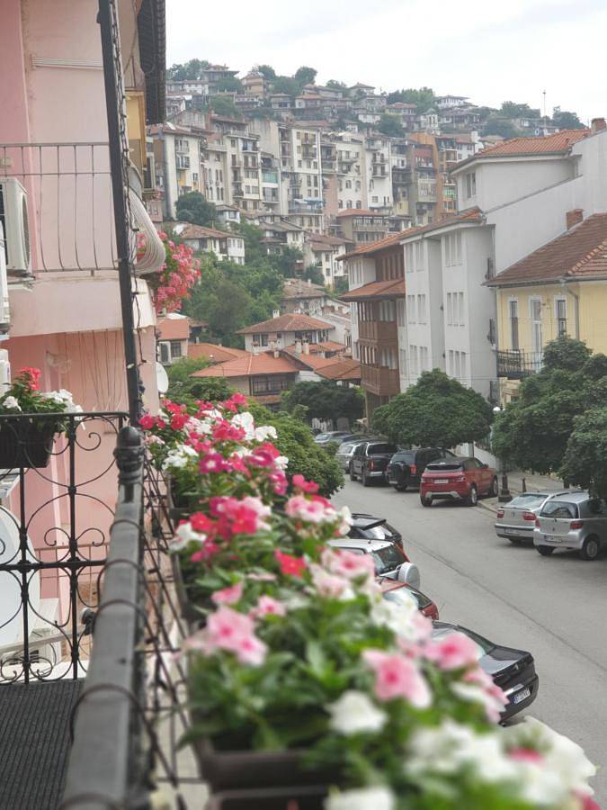 Gîte pour 12 personnes, avec vue ainsi que terrasse et jardin dans Veliko Tarnovo