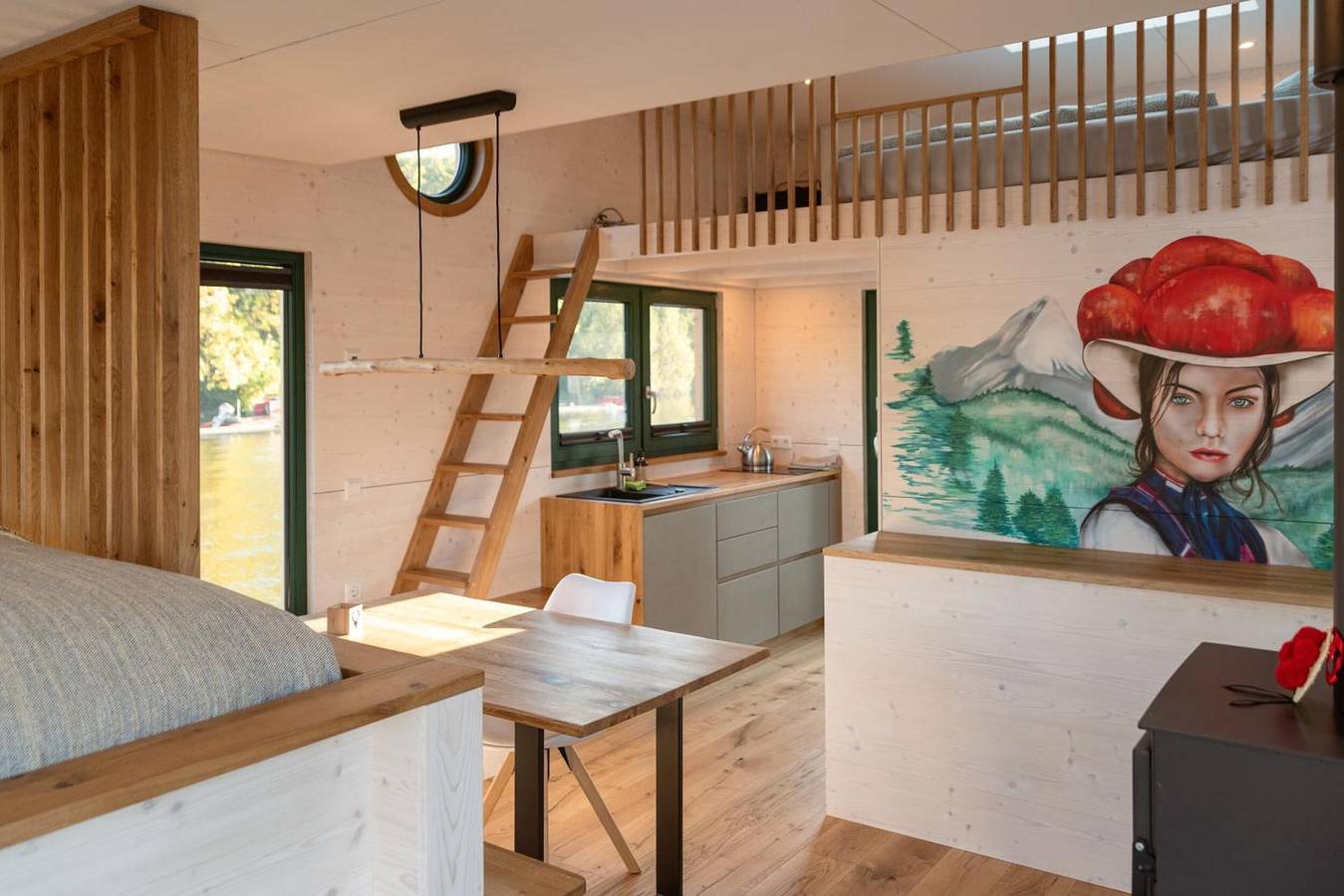 Acogedora tiny houseboat con chimenea en invierno en la Dove Elbe in Hamburg Moorfleet, Hamburgo