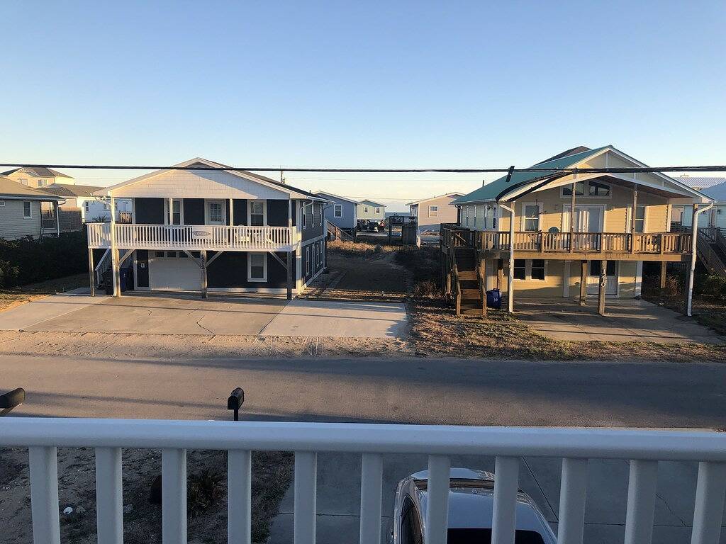 Beach views! Listen to the waves! Steps to beach access! 3 bed and 3 bathrooms! in Surf City, Topsail Island