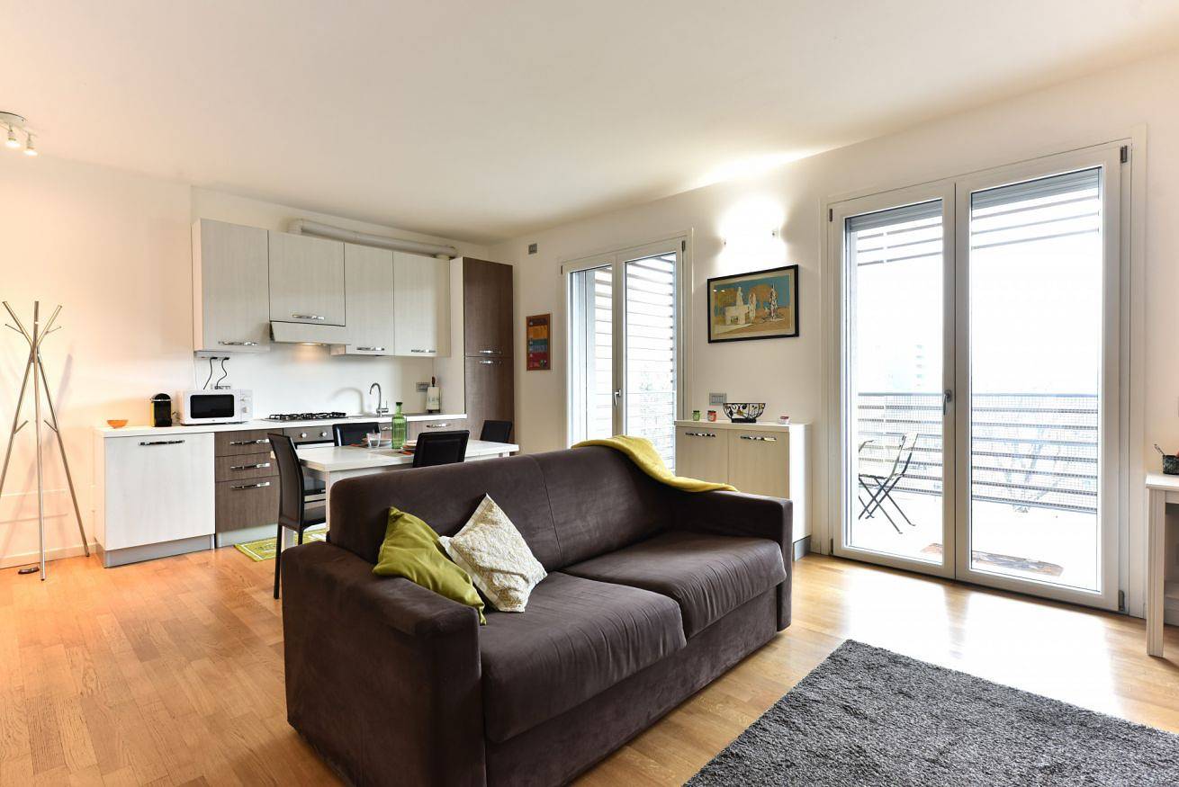 Appartamento intero, Guesthost - Casa Kikka: luminoso bilo con balcone in Cernusco sul Naviglio, Provincia di Milano