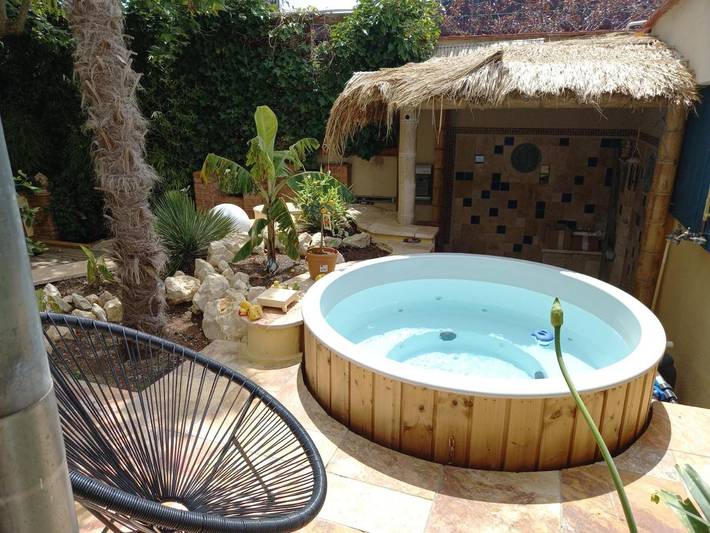 Ferienwohnung für 2 Personen, mit Balkon und Whirlpool sowie Terrasse und Garten in Steißlingen