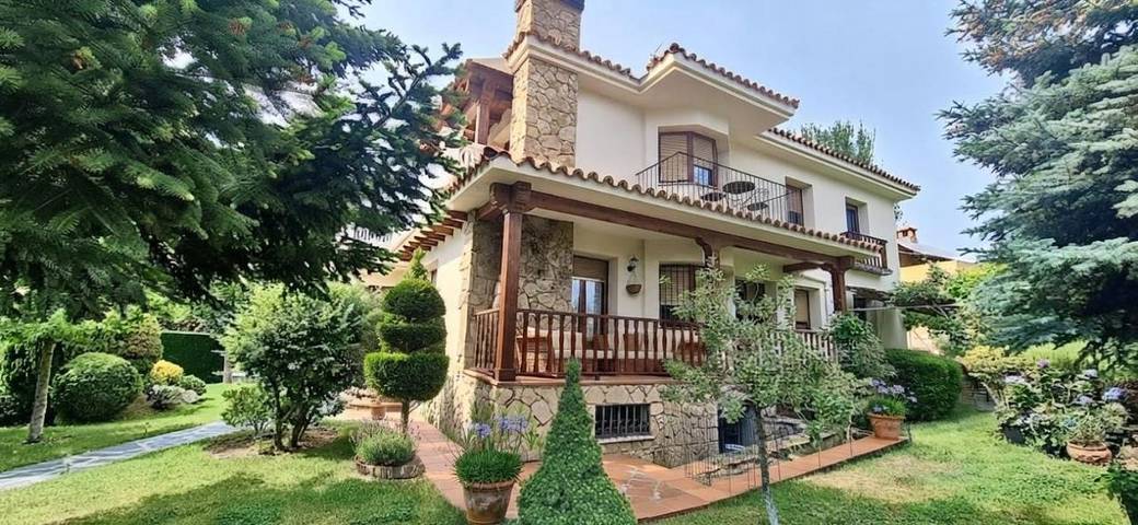 Apartamento para 18 personas, con Balcón y Jacuzzi además de Terraza y Jardín en Ávila