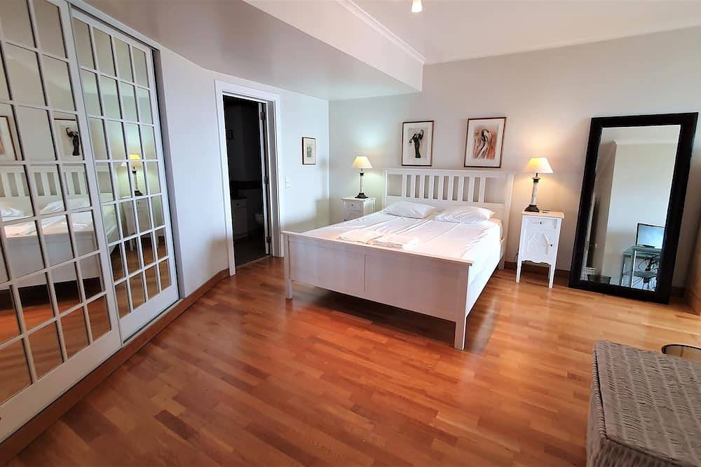 Ganze Wohnung, Spacious luxury apartment with 180° ocean view,  pool, seafront beach in Parede, Carcavelos e Parede
