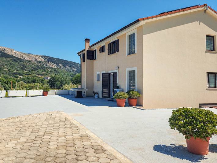 Ferienwohnung für 2 Personen, mit Ausblick und Terrasse sowie Garten in Baska