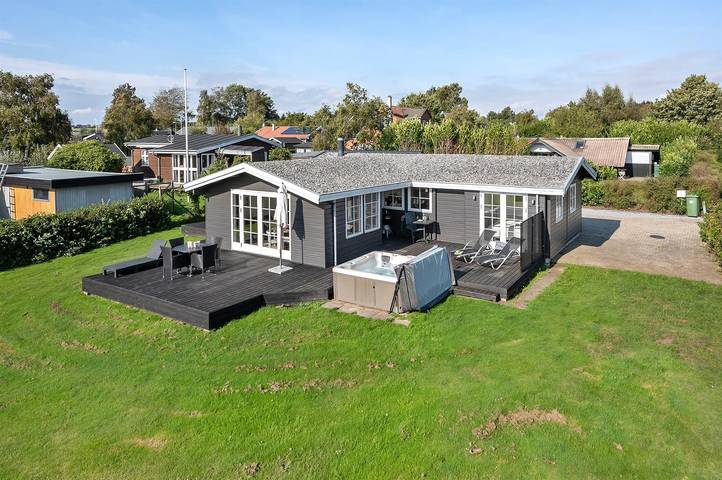 Ferienhaus für 6 Personen, mit Whirlpool und Terrasse sowie Garten in Juelsminde